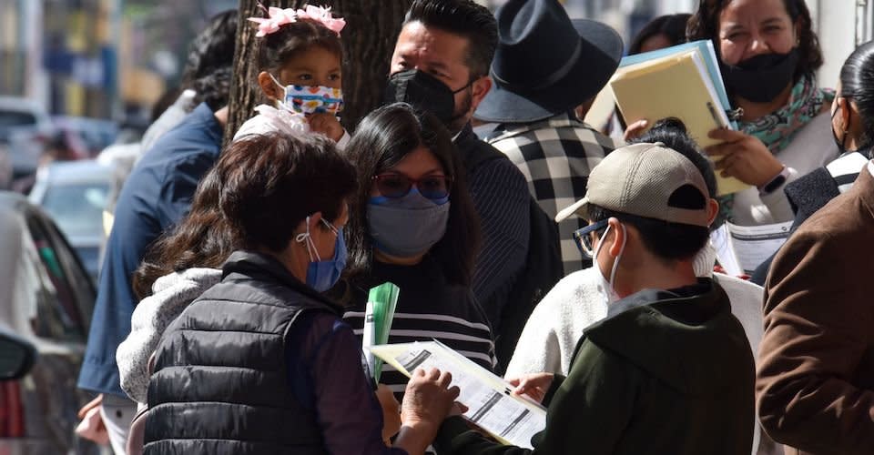 Menores de edad de 12 a 17 años de edad que interpusieron un amparo para poder recibir la vacuna contra COVID-19 acudieron este día al estadio Nemesio Diez para recibir la vacuna de BioNTech Pfizer.