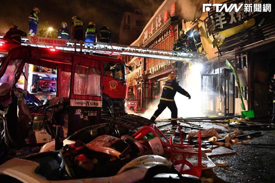 寧夏銀川一家燒烤店21日晚間因為瓦斯外洩發生爆炸，現場一片狼藉。（圖／新華社）