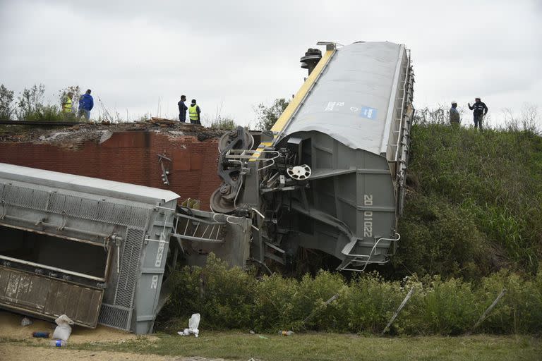 Un tren de cargas de la empresa Belgrano Cargas descarriló cerca del acceso oeste a Rosario, al sur de esta provincia, y cuatro vagones cargados con cereales provocaron el desmoronamiento de parte de la estructura del puente “La Virginia”, en inmediaciones a la ciudad de Pérez