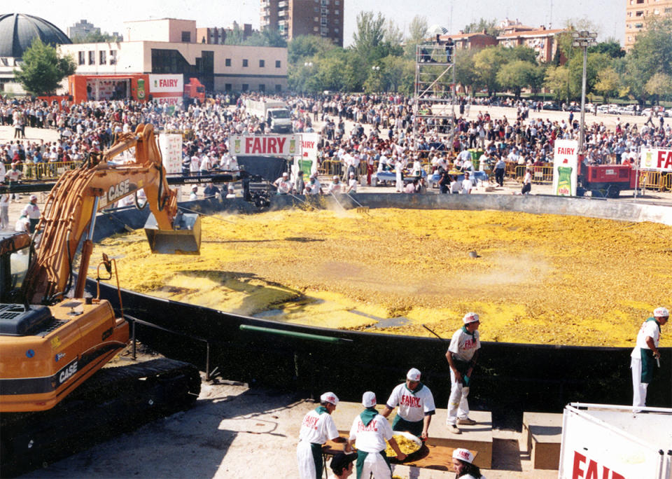 La gigantesca paellera que limpiarían con solo una botella de Fairy. Imagen vía Paellas Galbis.