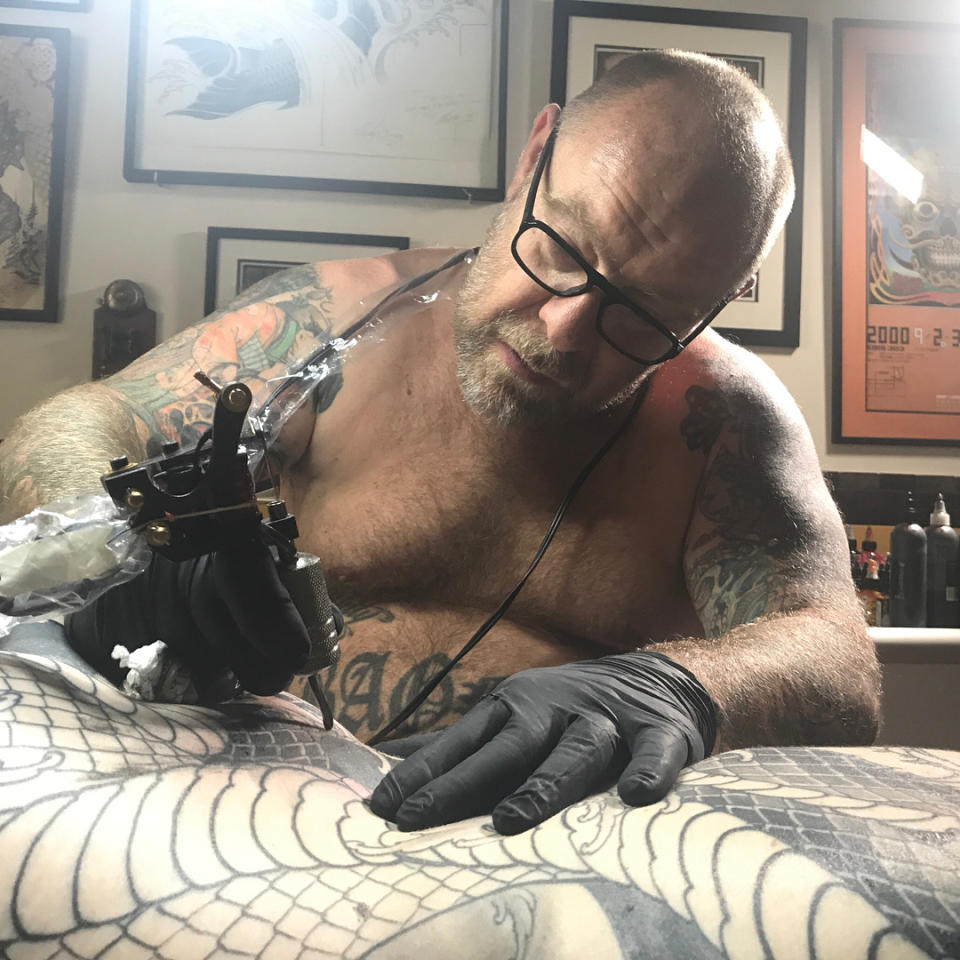 <p>L’organisateur de cet événement tant attendu se nomme Tin-Tin et n’est autre que le tatoueur des stars. Ce dernier préside également le Syndicat national des artistes tatoueurs. Crédit photo : Instagram tin_tin_tatouages </p>