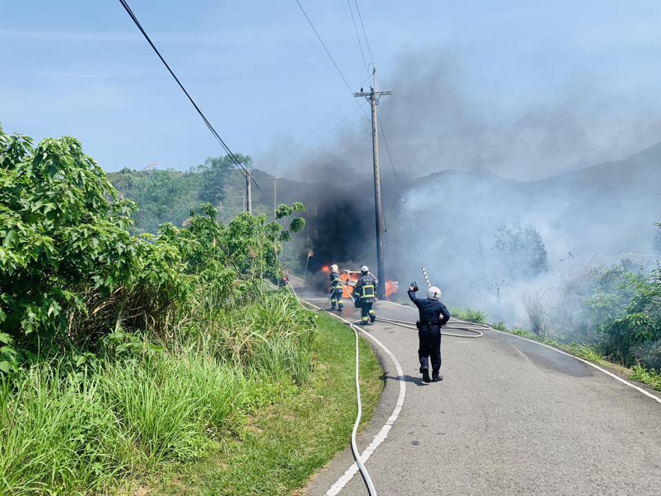 苗心形公路轎車撞電桿引發火燒山，消防人員勞動節忙了5小時。（圖：消防局提供）