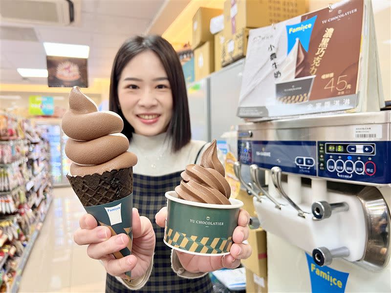 Fami!ce全家霜淇淋再度攜手YU CHOCOLATIER畬室推出濃黑巧克力霜淇淋。（圖／超商業者提供）
