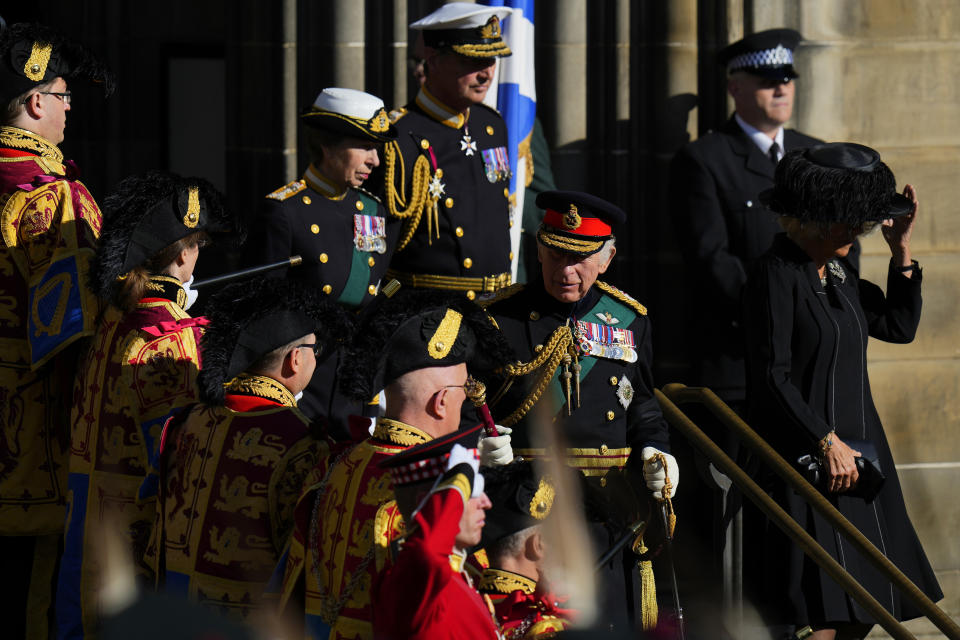 El rey Carlos III sale de la Catedral de San Giles tras marchar en el cortejo fúnebre de la reina Isabel II en Edimburgo, Escocia, el lunes 12 de septiembre de 2022. (Foto APPetr David Josek)