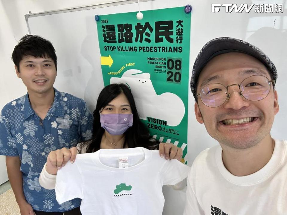 Iku老師（右一）出席「還路於民」遊行活動，表達對於台灣交通的不滿。（圖／「Iku老師／Ikulaoshi」臉書）