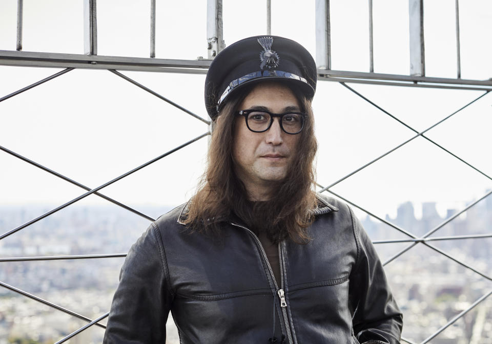 Sean Ono Lennon posa para un retrato en el piso panorámico del Empire State Building el jueves 8 de octubre de 2020 en Nueva York. Ono Lennon y su madre, Yoko Ono, trabajaron en el álbum "GIMME SOME TRUTH. THE ULTIMATE MIXES" para celebrar el cumpleaños 80 de Lennon. El álbum con 36 canciones de Lennon fue lanzado el 9 de octubre de 2020. (Foto Matt Licari/Invision/AP)