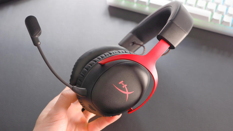 Ασύρματο ακουστικό gaming HyperX Cloud III σε ένα γραφείο