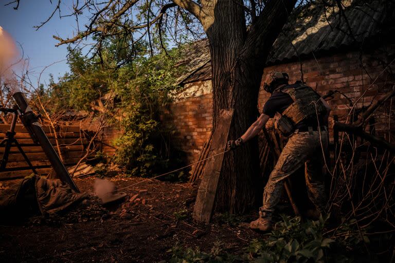 Un soldado ucraniano dispara contra posiciones rusas en la región de  Donetsk. (Handout / Press service of the 24th Mechanized Brigade / AFP) 