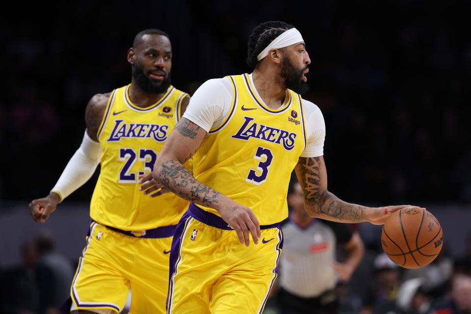 WASHINGTON, DC - APRIL 03: Anthony Davis #3 van de Los Angeles Lakers dribbelt voor LeBron James #23 van de Los Angeles Lakers tijdens de eerste helft in Capital One Arena op 3 april 2024 in Washington, DC. OPMERKING VOOR GEBRUIKER: De gebruiker erkent en gaat er uitdrukkelijk mee akkoord dat de gebruiker, door deze foto te downloaden en/of te gebruiken, akkoord gaat met de voorwaarden en bepalingen van de Getty Images-licentieovereenkomst. (Foto door Patrick Smith/Getty Images)