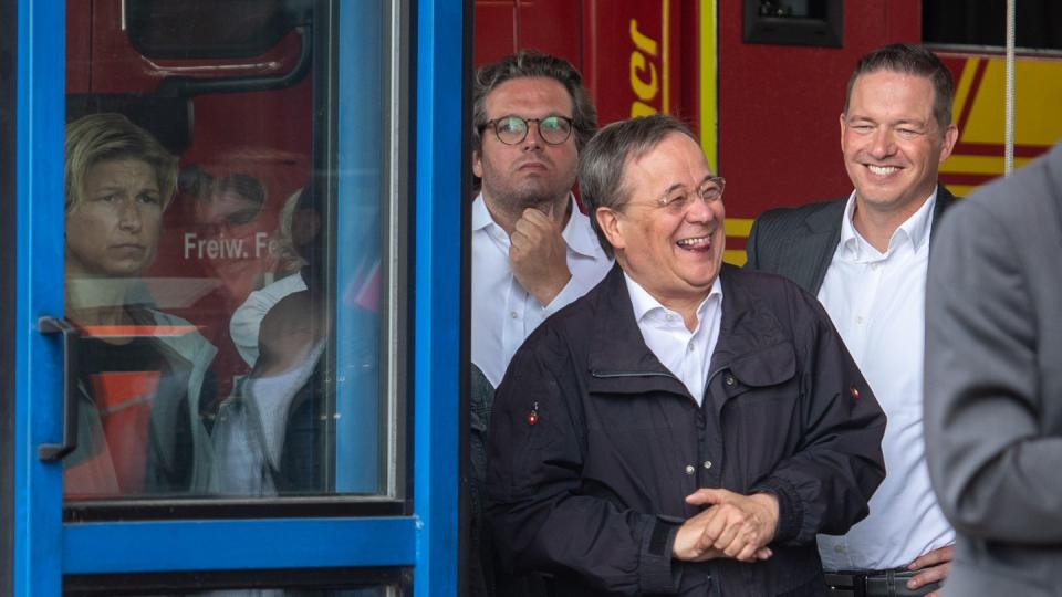 Armin Laschet (CDU), Ministerpräsident von Nordrhein-Westfalen, lacht während Bundespräsident Steinmeier (nicht im Bild) ein Pressestatement gibt.