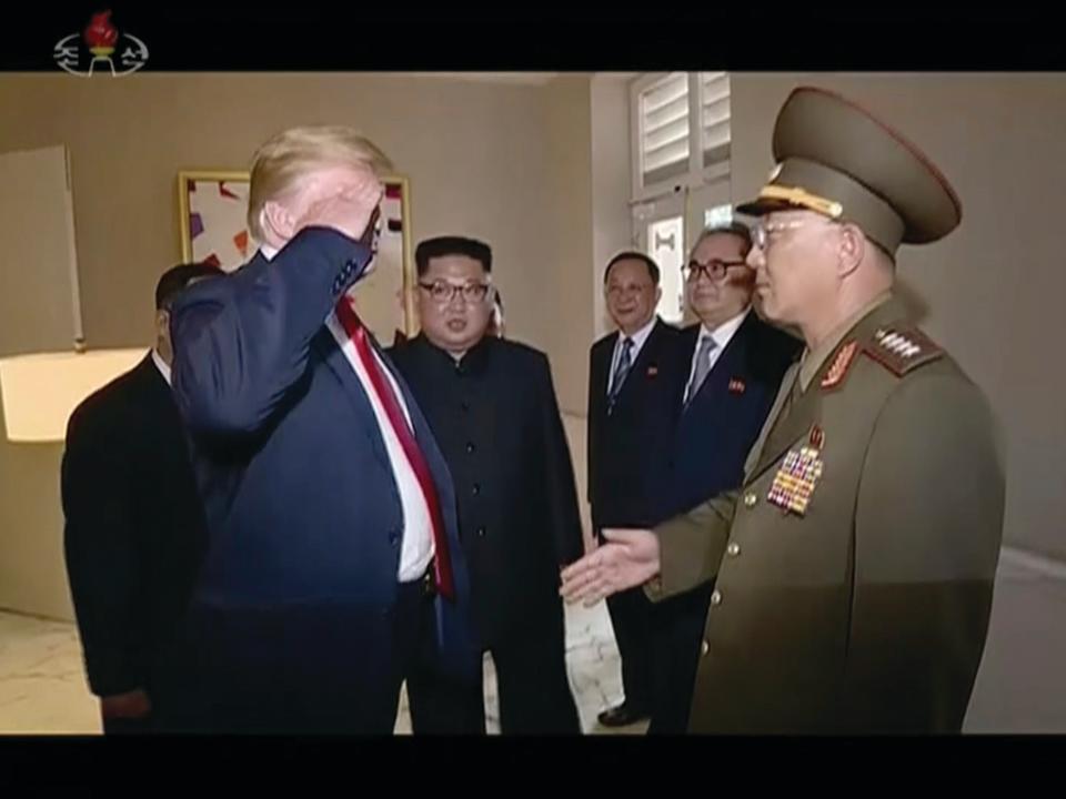 Kim Jong-un beobachtet, wie Donald Trump völlig unerwartet vor einem nordkoreanischen General salutiert. (Bild-Copyright: AP)