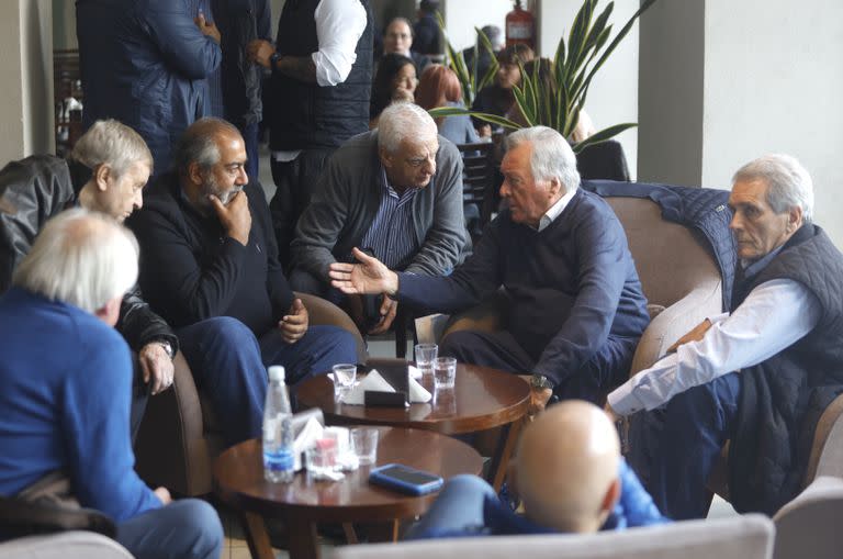 Amadeo Genta, Héctor Daer, José Luis Lingeri, Luis Barrionuevo y Carlos Acuña, ayer, en una reunión sindical en Mar del Plata