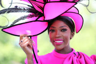 Eine Besucherin des Rennens bewies mit ihrem federbesetzten Hut in Fuchsia, dass Pink immer noch der Farbton der Saison ist. [Foto: Getty]