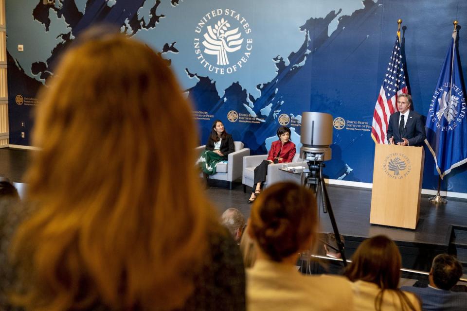 El secretario de Estado estadounidense Antony Blinken habla en la presentación del Mecanismo Consultivo Estados Unidos-Afganistán con Rina Amiri, la enviada especial de Estados Unidos para las mujeres, las niñas y los derechos humanos afganos, en julio de 2022 en Washington, D.C. AP Photo / Andrew Harnik