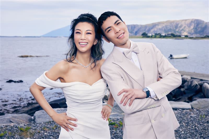 蕭敬騰和老婆Summer在海邊拍婚紗照。（圖／喜鵲娛樂提供）