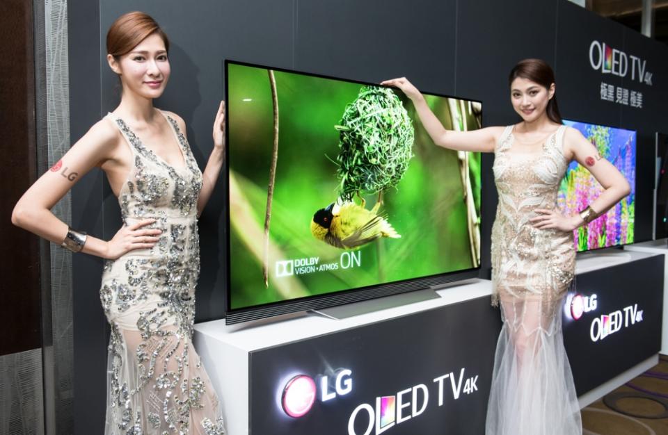 OLED65E7T的「Picture-On-Glass」鏡面顯像設計，將面板鑲嵌在透明的玻璃背板上，以絕美畫質和驚艷設計美學的外觀，同時配備前置SoundBar，極簡流線的造型，將家庭影音饗宴提升到更高層次。圖為OLED65E7T。