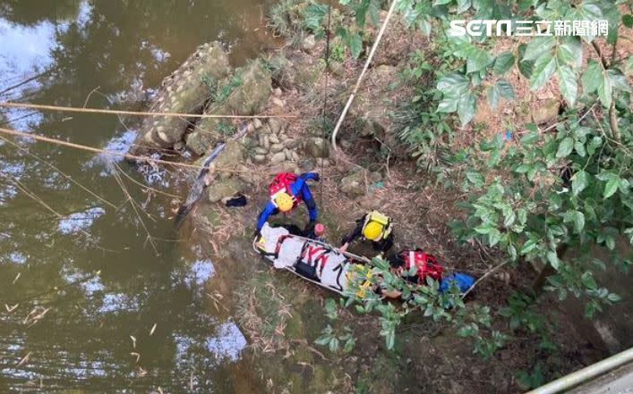 苗栗婦人雙載要去拜土地公，沒想到機車失控衝入溪中死亡。（圖／翻攝畫面）