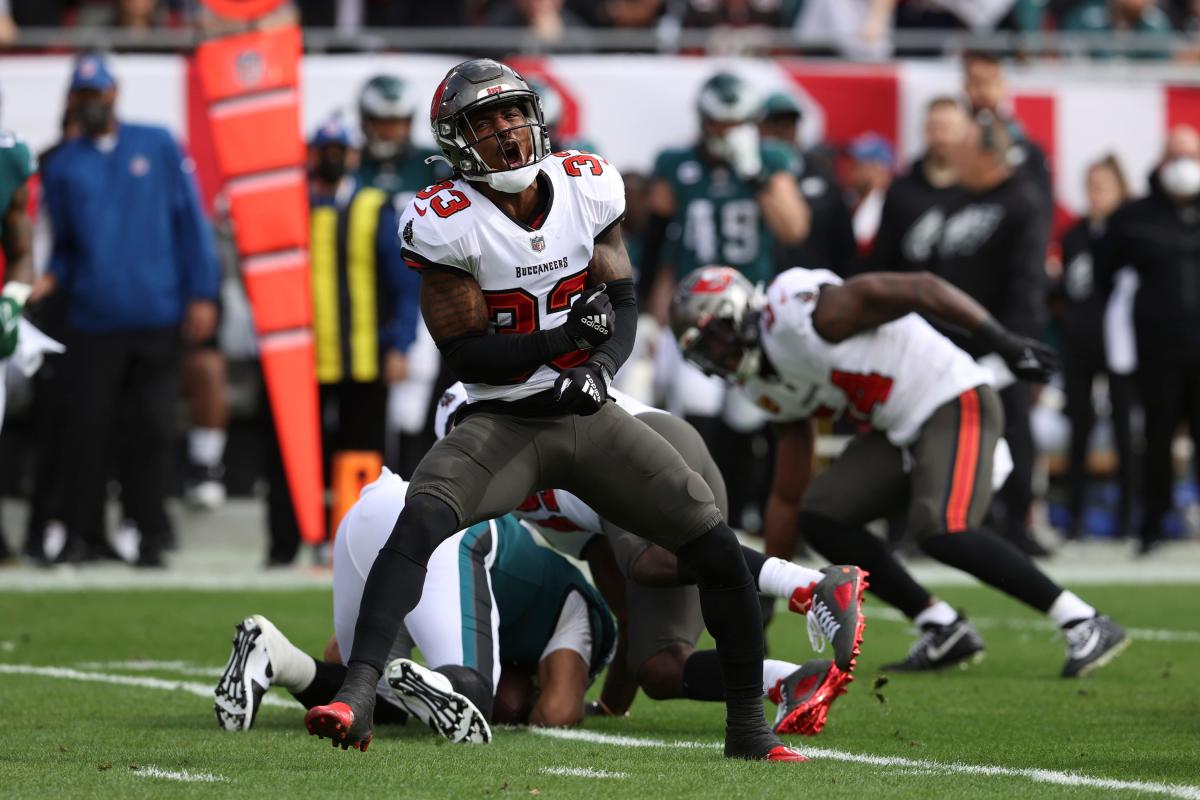 Eagles vs Buccaneers odds, picks, prediction: Take the over on MNF