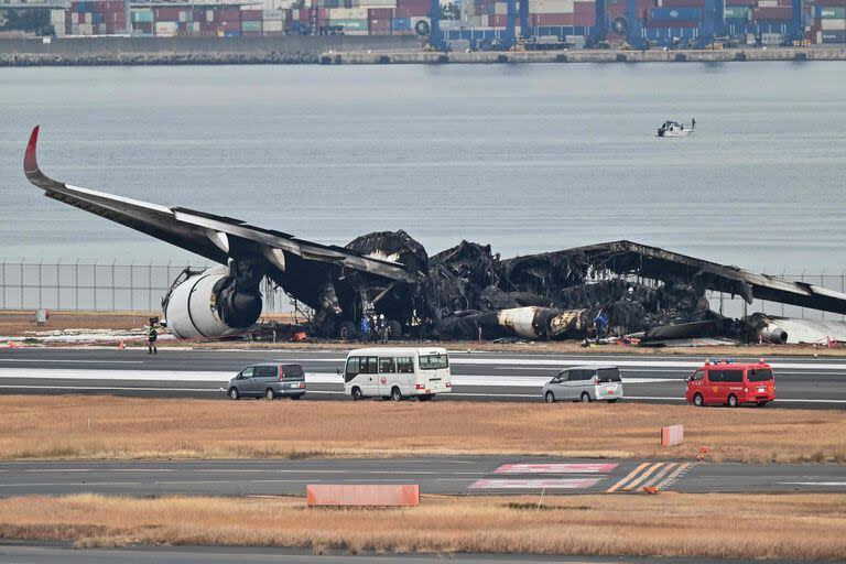 Los restos del avión de Japan Airlines en el aeropuerto de Haneda, en Tokio. (Richard A. Brooks / AFP)