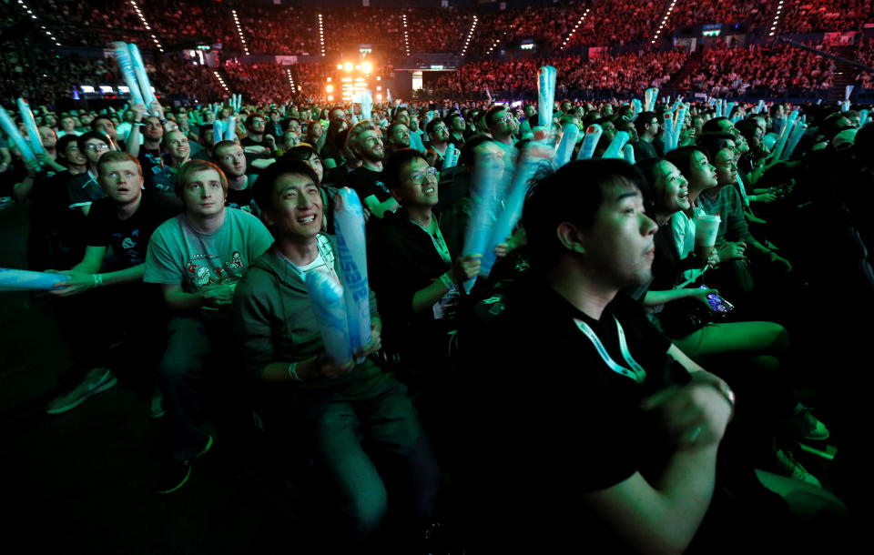 ESL One – Dota 2 Major – Fans watch during the grand final in Arena Birmingham, Birmingham, Britain – May 27, 2018 (Reuters/Ed Sykes)