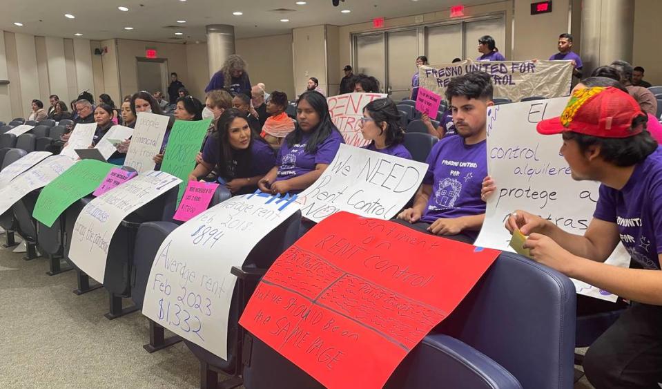 La coalición Fresno United for Rent Control asistió a la última reunión presupuestaria del Concejo Municipal de Fresno para pedir el control de rentas y mejores protecciones para los inquilinos, el 21 de junio de 2023. Los cánticos del grupo para el control de rentas en la cámara del concejo fueron seguidos por un receso de cinco minutos.