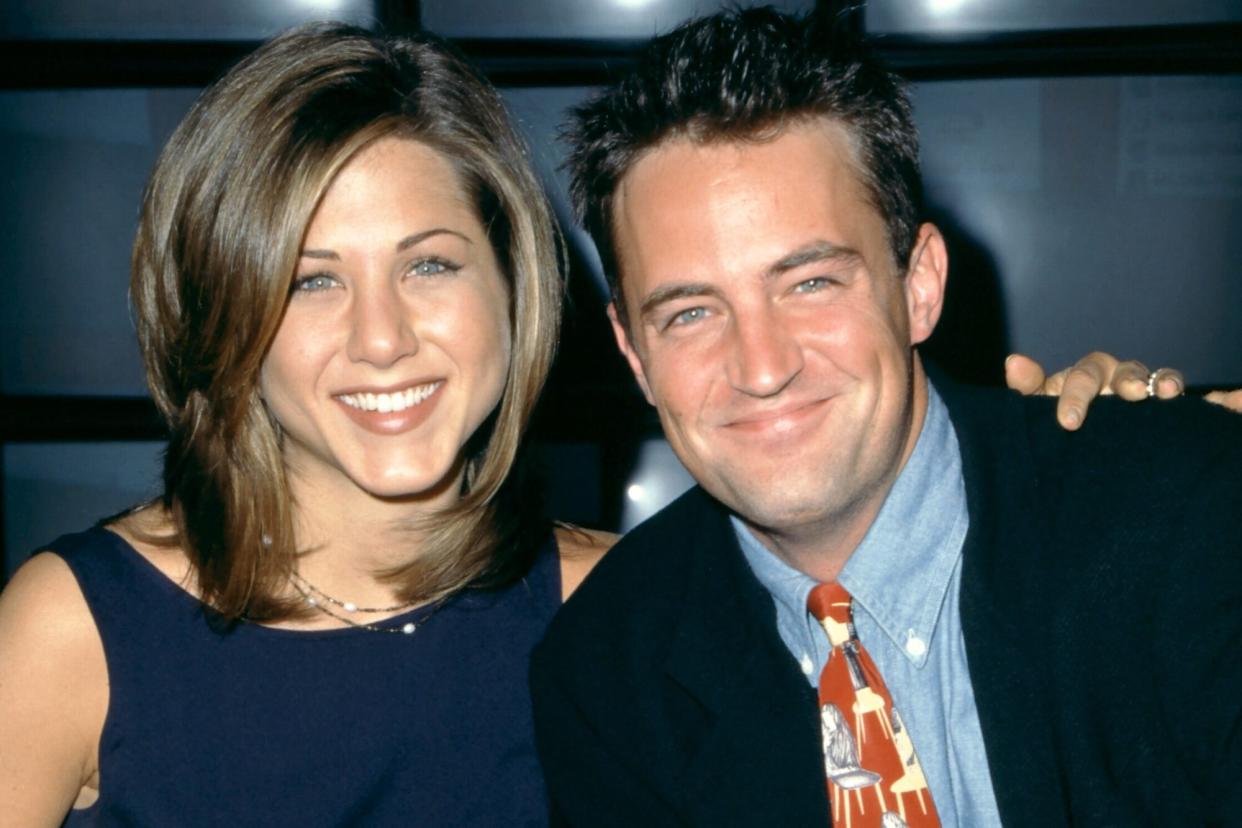 NEW YORK, NY - 1995: American actress Jennifer Aniston and Canadian-American actor Matthew Perry of the television comedy, Friend's, attend the 1995 NBC Fall Preview circa 1995 at the Lincoln Center in New York, New York. (Photo by Ron Davis/Getty Images)
