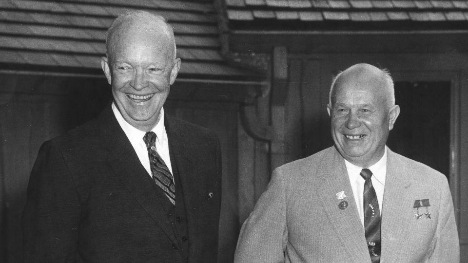 US President Dwight Eisenhower (1890 - 1965) (left) and Soviet leader Nikita Khrushchev (1874 - 1971) at Camp David, Maryland, September 25, 1959. (Photo by PhotoQuest/Getty Images) - PhotoQuest/Archive Photos/Getty Images