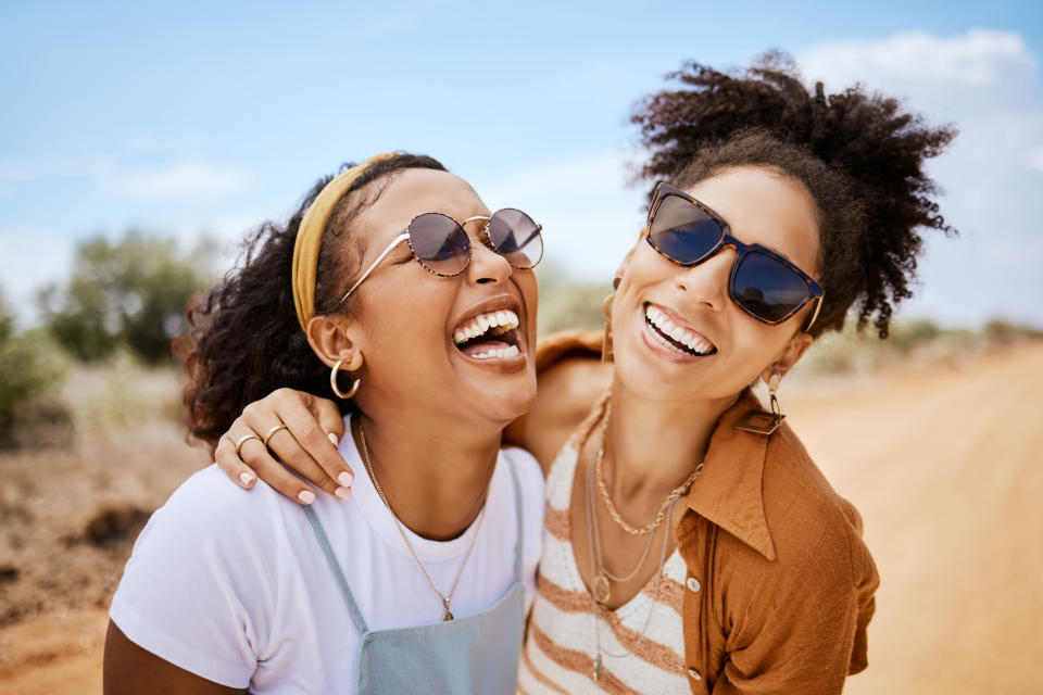 Si los niveles de la hormona de la felicidad aumentan, la del estrés baja, así que abraza más, relaciónate y ríete. (Getty Creative)