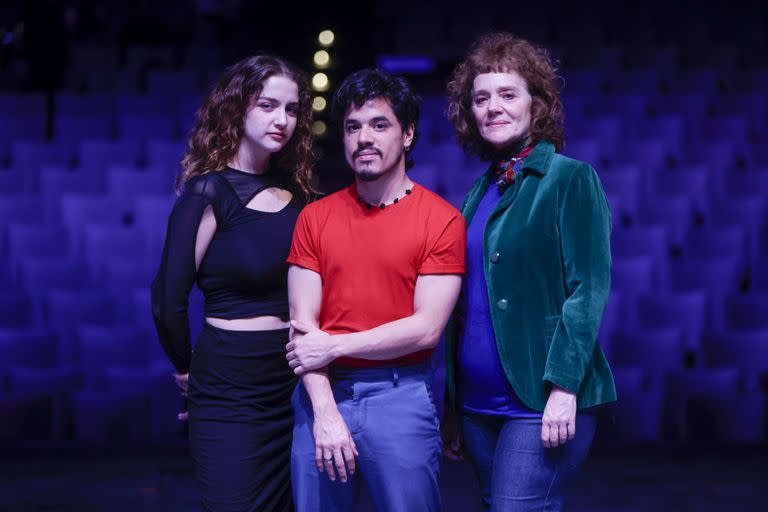 María Onetto, Miranda de la Serna y Nicolás Goldschmidt en el escenario de la Martín Coronado a horas del estreno de Bodas de sangre