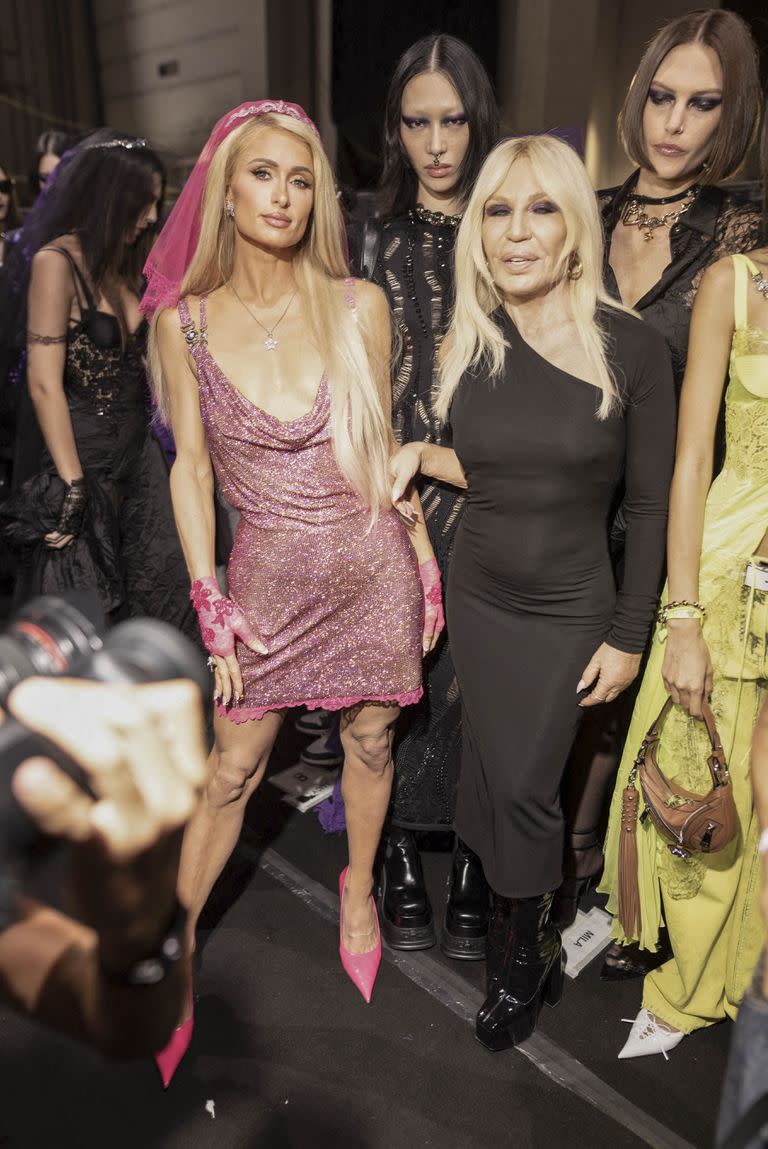 Donatella Versace y Paris Hilton se divierten en el backstage del desfile