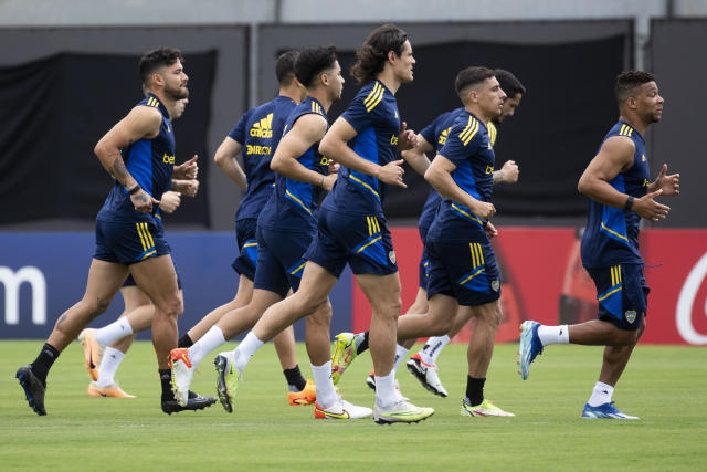 Edinson Cavani of Argentina's Boca Juniors heads the ball during a Copa  Libertadores quarterfinal second leg soccer match against Argentina's  Racing Club at Presidente Peron stadium in Buenos Aires, Argentina,  Wednesday, Aug.