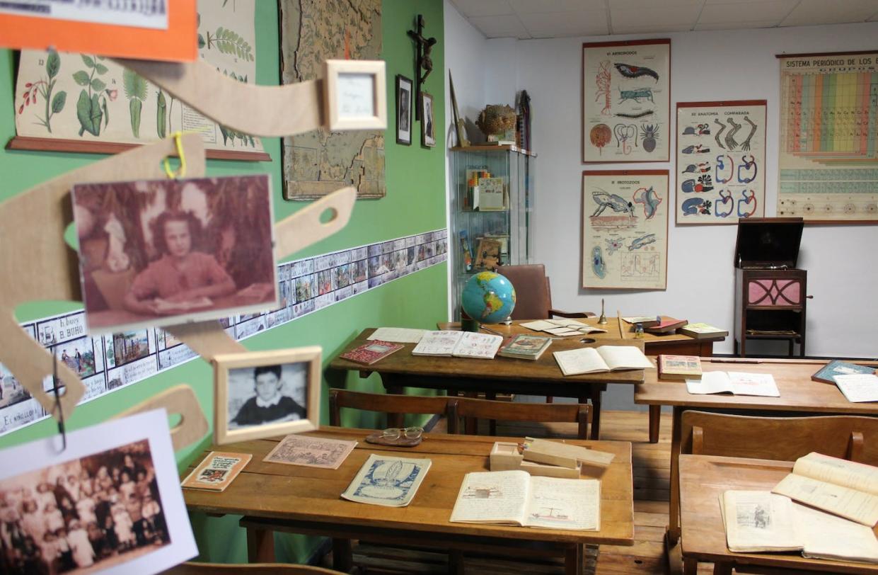 Recreación de un aula de la etapa del nacional-catolicismo en España. <a href="http://institucional.us.es/museopedagogia/" rel="nofollow noopener" target="_blank" data-ylk="slk:Museo Pedagógico de la Universidad de Sevilla;elm:context_link;itc:0;sec:content-canvas" class="link ">Museo Pedagógico de la Universidad de Sevilla</a>