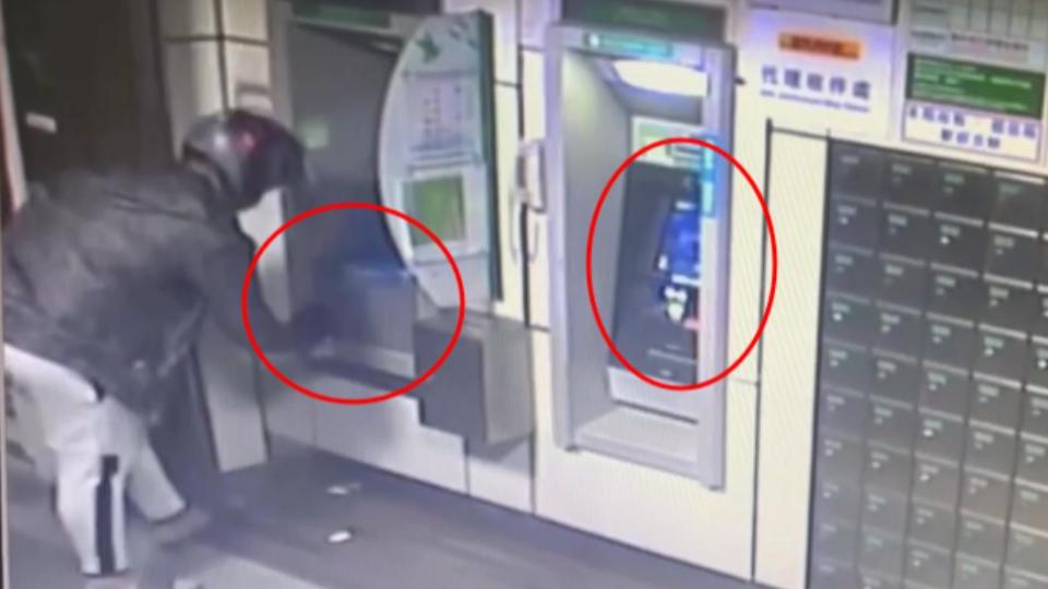 嫌犯對ATM噴漆。（圖／TVBS）