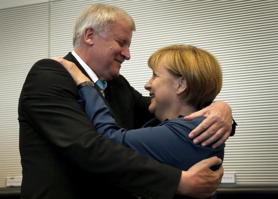 <p>Horst Seehofer und Angela Merkel am 24. September 2013 im Reichstag in Berlin. (Bild: AP Photo/Michael Sohn) </p>