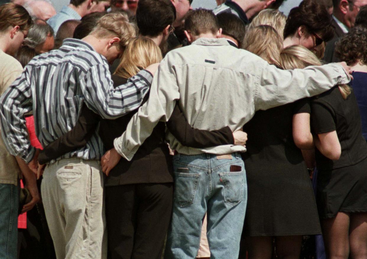 Students of Westside School bow their heads in prayer at the burial service for teacher Shannon Wright, March 28, 1998. Wright was killed while using her body to shield students from gunfire. (Photo: John Kuntz/Reuters)