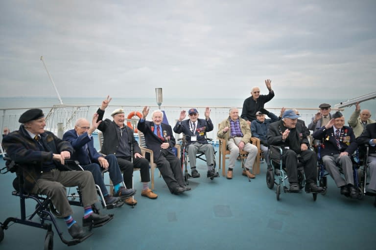 Des vétérans britanniques lors d'un voyage vers la France à bord du ferry Brittany Ferries, au large de Portsmouth, le 4 juin 2024, dans le cadre des commémorations du « jour J » (Lou BENOIST)