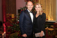 <p>Arjen Robben und seine Frau Bernadien kennen sich bereits aus Schulzeiten und sind seit elf Jahren glücklich verheiratet. Zur Weihnachtsfeier kommt er in Smoking und Fliege, sie legt ihr Augenmerk auf die Accessoires. </p>