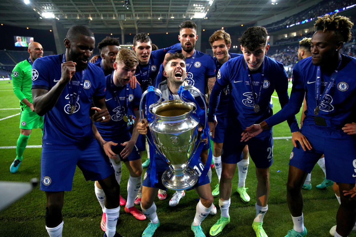 PORTO, PORTUGAL - MAY 29: Christian Pulisic of Chelsea lifts the UEFA Champions League Trophy during the UEFA Champions League Final between Manchester City and Chelsea FC at Estadio do Dragao on May 29, 2021 in Porto, Portugal. (Photo by Chris Lee - Chelsea FC/Chelsea FC via Getty Images)