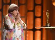 <strong>Agnès Varda est décédée dans la nuit du 28 au 29 mars 2019.</strong> Elle a succombé à un cancer. Elle avait 90 ans. Et le moins que l’on puisse dire, c’est qu’elle a connu une très riche carrière, entre ses activités de photographe, de plasticienne et surtout de réalisatrice. À son actif, on retrouve une douzaine de films, dont la plupart sont des chefs d’œuvre, comme <em>“Sans toit ni loi”</em> (1985) ou encore <em>“Jacquot de Nantes”</em> (1991). Récompensée à Venise, à Berlin, à Cannes et plusieurs fois aux César, Agnès Varda était une réalisatrice et une artiste connue et reconnue dans le monde entier pour ses œuvres mais également pour sa coupe de cheveux bicolore emblématique.