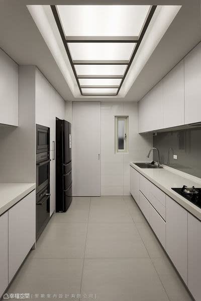 運用燈箱照明，提供舒適明亮的烹飪環境。