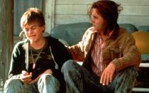 <p>Schon früh hätte es klappen können: Die erste Oscarnominierung erhielt Leo DiCaprio 1994 für seine Nebenrolle in "Gilbert Grape - Irgendwo in Iowa". Gerade süße 19 war er damals, seine Darstellung des geistig behinderten Arnie Grape, den sein Bruder Gilbert (Johnny Depp, rechts) rund um die Uhr begleiten muss, beeindruckte Publikum und Jury. (Bild: Concorde)</p>