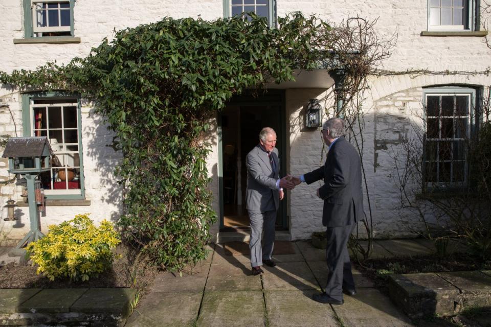 Le roi Charles, puis le prince de Galles photographié en 2019 à l'extérieur de Llwynywermod (PA)