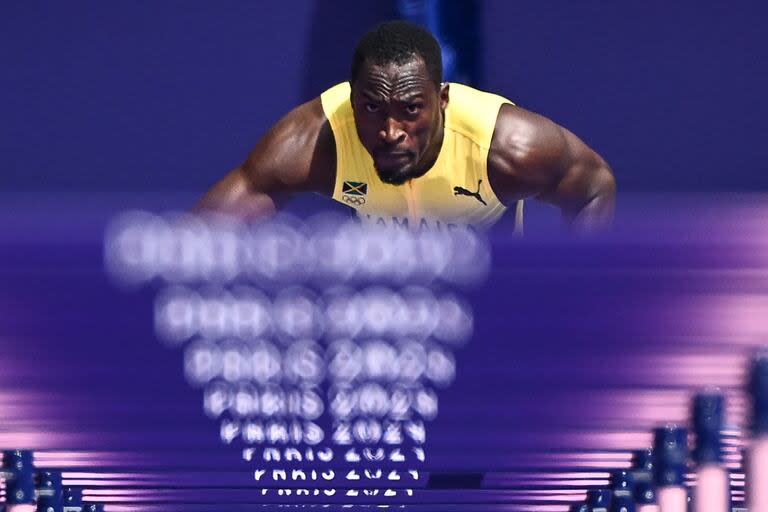 Hansle Parchment de Jamaica se prepara para tomar la salida en los 110 m con vallas masculinas 