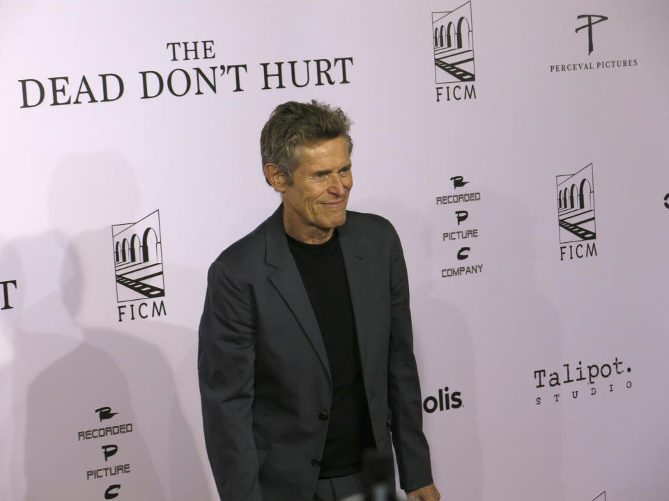 El actor estadounidense Willem Dafoe posa en la alfombra roja de la película The Dead Don't Hurt en Morelia, México, el viernes 20 de octubre de 2023. (Foto AP/Berenice Bautista)