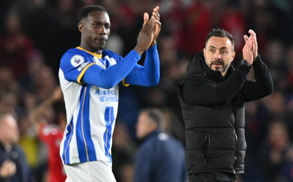 Brighton's Italian head coach Roberto De Zerbi (R) applauds as he looks at Brighton's English striker Danny Welbeck (C) and Brighton's English defender Lewis Dunk (L) at the end of the English Premier League football match between Brighton and Hove Albion and Nottingham Forest - Getty Images/Glyn Kirk