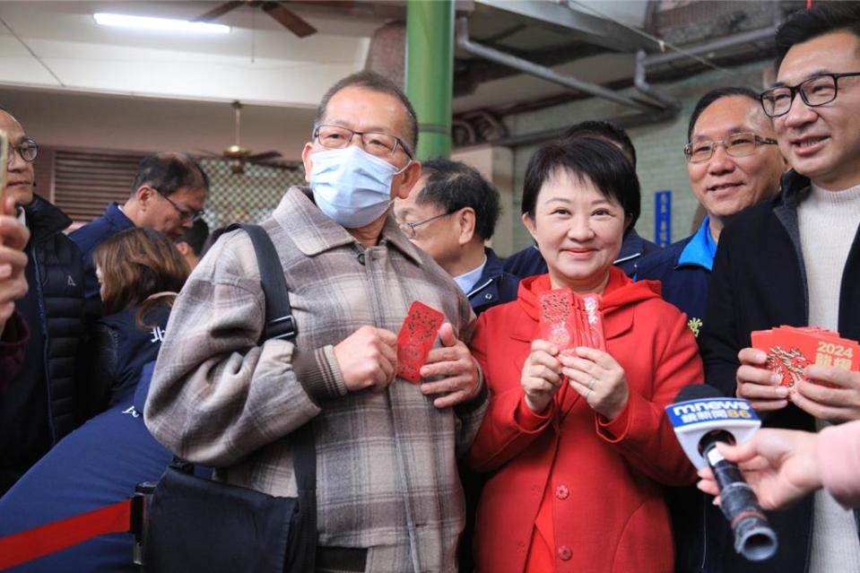 台中市長盧秀燕10日一早前往台中市北屯區松竹寺發送龍年小紅包，和市民分享年節喜氣。（馮惠宜攝）