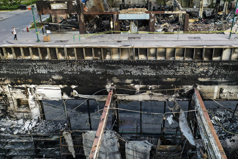 Zerstörte Gebäude in der East Lake Street im Zentrum der Proteste in Minneapolis (Bild: AP Photo/John Minchillo)