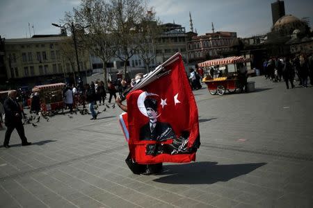 A street vendor sells Turkish flags, one depicting modern Turkey's founder Mustafa Kemal Ataturk in Eminonu shopping district in Istanbul, Turkey, April 17, 2017. REUTERS/Alkis Konstantinidis