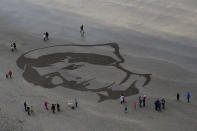 <p>A sand portrait of Imperial Military Nurse Rachel Ferguson who died in June 1918 during World War One, on Downhill Beach in Coleraine, Northern Ireland. (REUTERS/Clodagh Kilcoyne) </p>