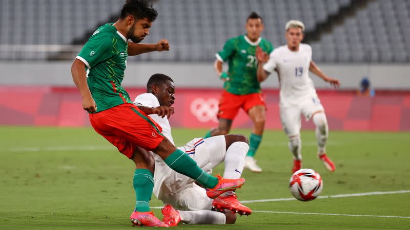 Foto del jueves de Eduardo Aguirre marcando el tercer gol de Mexico en su victoria sobre Francia.